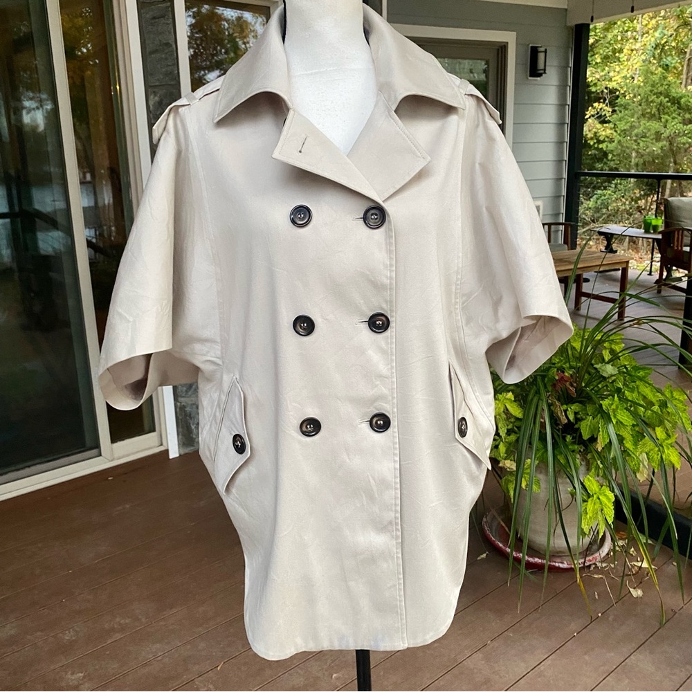 HELENE BIRMAN💕Cool Short Trench Coat with a ‘Cape’ type effect ! SO European 💕